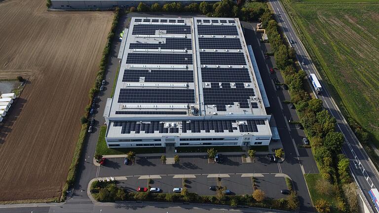 Die Firma Gardner Denver Deutschland hat auf das Dach ihrer Industriehalle in Bad Neustadt eine PV-Anlage gebaut.