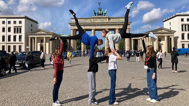 Die Turnerinnen des Egbert-Gymnasiums vor dem Brandenburger Tor in Berlin.