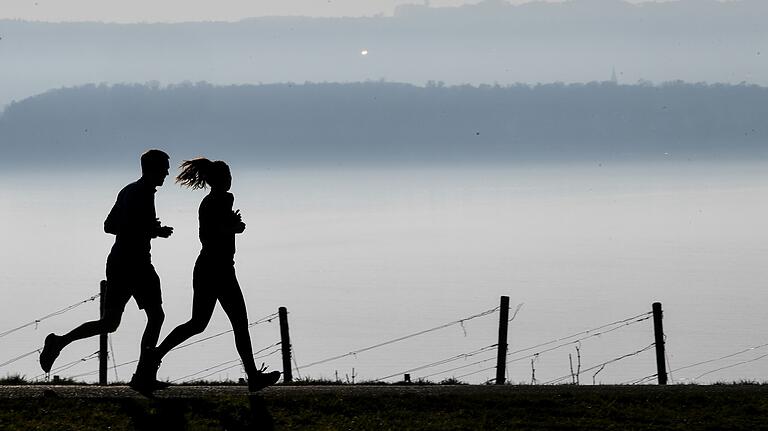 Im Sommer sollten sportliche Aktivitäten in die Morgen- oder Abendstunden verlegt werden. Im Sommer sollten sportliche Aktivitäten in die Morgen- oder Abendstunden verlegt werden.