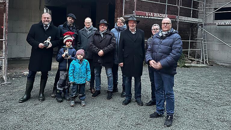 In Uettingen entsteht ein Seniorenzentrum mit 49 Pflegeplätzen und zehn Servicewohnungen. Den erfolgreichen Baufortschritt feiern (von links) Landrat Thomas Ebert, Architekt Roland Breunig mit seinen Söhnen, Betriebsleiter Kommunalunternehmen Michael Pfab, Bürgermeister Edgar Schüttler, Marc Schellmann von WSP Ingenieure, Altlandrat Eberhard Nuss, der ehemalige Bürgermeister Heribert Endres und der Dritte Bürgermeister Thomas Hoffmann. In Uettingen entsteht ein Seniorenzentrum mit 49 Pflegeplätzen und zehn Servicewohnungen. Den erfolgreichen Baufortschritt feiern (von links) Landrat Thomas Ebert, Architekt Roland Breunig mit seinen Söhnen, Betriebsleiter Kommunalunternehmen Michael Pfab, Bürgermeister Edgar Schüttler, Marc Schellmann von WSP Ingenieure, Altlandrat Eberhard Nuss, der ehemalige Bürgermeister Heribert Endres und der Dritte Bürgermeister Thomas Hoffmann.