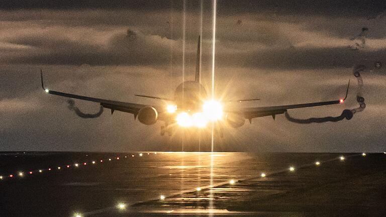 Sturm 'Darragh' in Großbritannien       -  Landung während eines Sturms auf dem Flughafen Leeds Bradford. (Archivbild)