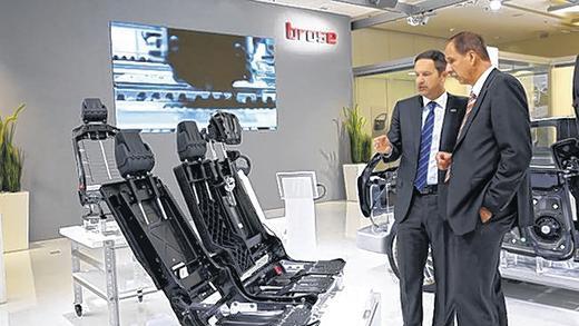 Fachgespräch: Brose-Chef Jürgen Otto (l.) mit BMW-Vorstand Klaus Draeger