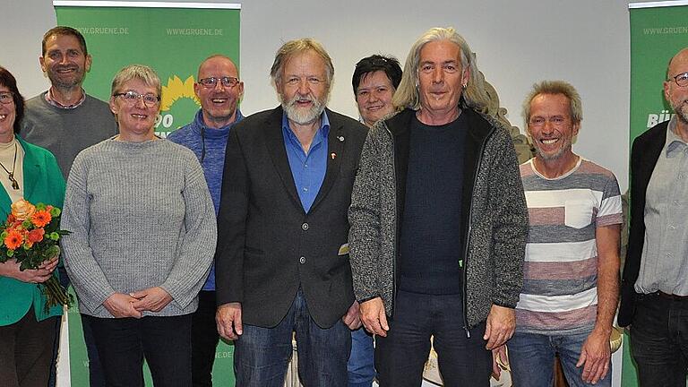 Sie führen die Grünen-Liste zur Kreistagswahl 2020 mit an (von links): Rita Stäblein, Norbert Zösch, Anne Schneider, Matthias Lewin, Harald Kuhn, Anita Amend, Peter Werner und Hans Dünninger. Mit im Bild: Moderator Peter Gack.