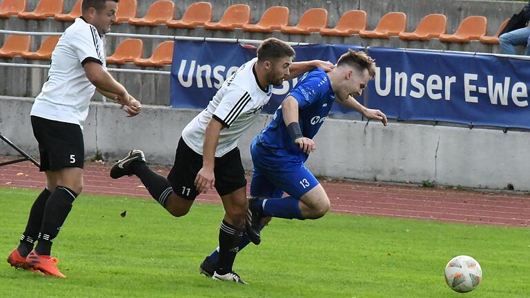 Die Hand am Hemd: Ein Textil-Vergehen leistet sich der Oberschwarzacher Sebastian Reinstein gegen Jakob Fischer vom FC 06 Bad Kissingen.       -  Die Hand am Hemd: Ein Textil-Vergehen leistet sich der Oberschwarzacher Sebastian Reinstein gegen Jakob Fischer vom FC 06 Bad Kissingen.