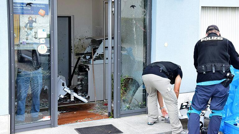 Geldautomat gesprengt: In einer Bankfiliale in Kist (Lkr. Würzburg) suchten Ermittler im September 2020 inmitten der Trümmer nach Spuren der Täter.