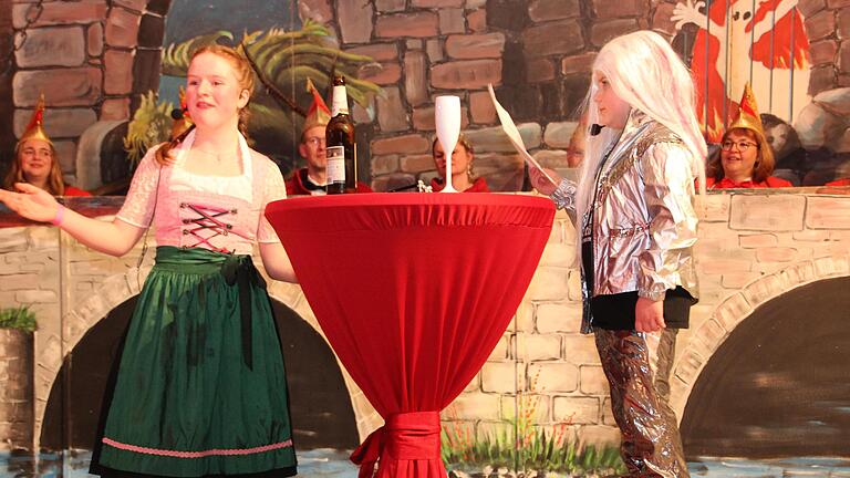 Landpomeranze Hermine Kaiser und Stadtmädchen Tiara Hofmann diskutieren über die Vorteile und Nachteile von Stadt und Land. - Landpomeranze Hermine Kaiser und Stadtmädchen Tiara Hofmann diskutieren über die Vorteile und Nachteile von Stadt und Land. Landpomeranze Hermine Kaiser und Stadtmädchen Tiara Hofmann diskutieren über die Vorteile und Nachteile von Stadt und Land. - Landpomeranze Hermine Kaiser und Stadtmädchen Tiara Hofmann diskutieren über die Vorteile und Nachteile von Stadt und Land.
