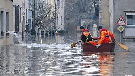 Reger Bootsverkehr: In Frickenhausen sind etliche Häuser nur noch per Boot zu erreichen.