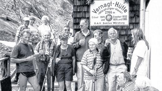 Vor der Vernagthütte im Jahr 2001: Bei der Feier zum 100-jährigen Jubiläum Walter &bdquo;Luggi&ldquo; Philipp, Hüttenwart der Vernagthütte (2. von links) und Oberbürgermeister Jürgen Weber (rechts sitzend).    FOTO Verein