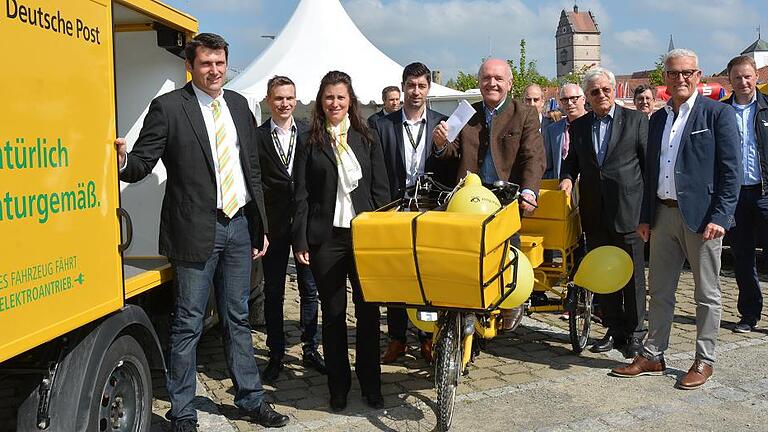 Fahrzeugschau Eröffnung Post       -  Die Deutsche Post präsentierte erstmals ihre elektrisch angetriebenen Steetscooter. Bei der Eröffnung überzeugten sich gemeinsam mit Mitarbeitern der Deutschen Post (von links) Jörg Geier, Bianca Benkert und Landrat Thomas Habermann (auf dem E-Dreirad) sowie (von rechts) Joachim Wagner (Preh), Bürgermeister Bruno Altrichter, Helmut Grosser (Überlandwerk Rhön), der Vorsitzende des Fördervereins M-E-NES, Dr. Hubert P. Büchs und Sparkassen-Vorstand Georg Straub von der neuen Art der Zustellung.