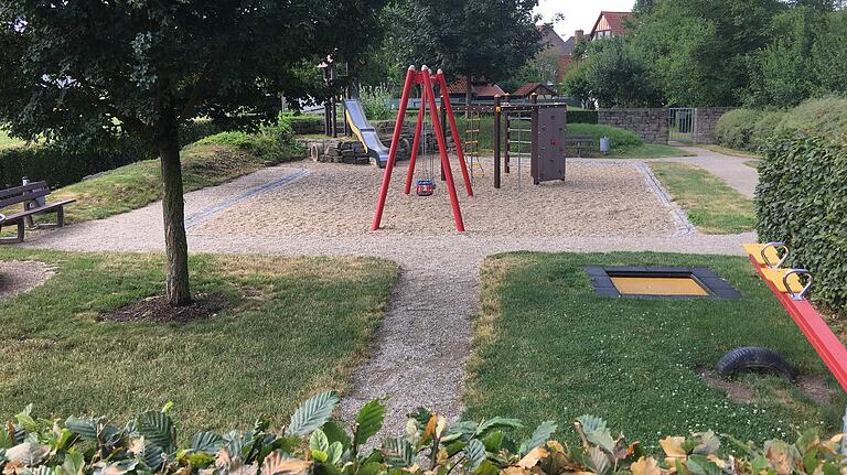 Vielfalt auf engem Raum: Der Kleinlangheimer Spielplatz ist auch für kleinere Kinder spannend. Dafür sorgen auch nette Details, wie der Tunnel unter der Wellenrutsche.