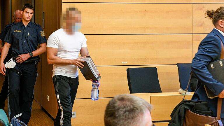 Angeklagt wegen versuchten Mordes: Vor dem Landgericht Würzburg steht ein Mann, der in Ochsenfurt in das Haus seiner Verwandten eingebrochen ist und mit einem Brecheisen brutal auf seinen Onkel und seine Tante eingeschlagen hat.