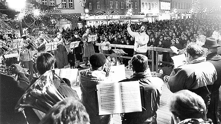 Seit 1983 leitet Wolfhart Berger den Schweinfurter Evangelischen Posaunenchor. Dieses Foto vom Weihnachtskonzert stammt wahrscheinlich aus dem Jahr 1990.&nbsp; &nbsp;