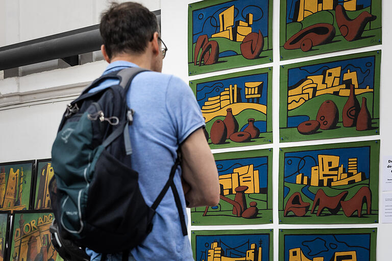 Zahlreiche Werke des Malers Werner Winterbauer hängen am Sonntag (07.05.23) in der Ausstellung mit dem Titel 'Gegenglück' im Spitäle in Würzburg. Zahlreiche Werke des Malers Werner Winterbauer hängen am Sonntag (07.05.23) in der Ausstellung mit dem Titel 'Gegenglück' im Spitäle in Würzburg.