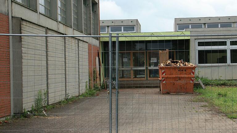 Die frühere Hauptschule in Unterspiesheim wurde im Mai auf den Abriss vorbereitet. Dabei wurden erste schadstoffbelastete Teile im Innenbereich entfernt. Kurz vor den Sommerferien hat die Gemeinde diese Arbeiten aber stoppen lassen. Die frühere Hauptschule in Unterspiesheim wurde im Mai auf den Abriss vorbereitet. Dabei wurden erste schadstoffbelastete Teile im Innenbereich entfernt. Kurz vor den Sommerferien hat die Gemeinde diese Arbeiten aber stoppen lassen.