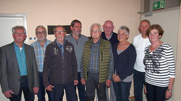 Geehrt wurden (von links) Karl Koch, Peter Reichert, Wolfgang Koch, Bruno Reuß, Hans-Peter Issing, Walter Dück, Getrud Kessler und Peter Bauer. Rechts die bisherige Vorsitzende, Herta Kaiser, die bei der Wahl nicht mehr angetreten ist. - Geehrt wurden (von links) Karl Koch, Peter Reichert, Wolfgang Koch, Bruno Reuß, Hans-Peter Issing, Walter Dück, Getrud Kessler und Peter Bauer. Rechts die bisherige Vorsitzende, Herta Kaiser, die bei der Wahl nicht mehr angetreten ist. Geehrt wurden (von links) Karl Koch, Peter Reichert, Wolfgang Koch, Bruno Reuß, Hans-Peter Issing, Walter Dück, Getrud Kessler und Peter Bauer. Rechts die bisherige Vorsitzende, Herta Kaiser, die bei der Wahl nicht mehr angetreten ist. - Geehrt wurden (von links) Karl Koch, Peter Reichert, Wolfgang Koch, Bruno Reuß, Hans-Peter Issing, Walter Dück, Getrud Kessler und Peter Bauer. Rechts die bisherige Vorsitzende, Herta Kaiser, die bei der Wahl nicht mehr angetreten ist.
