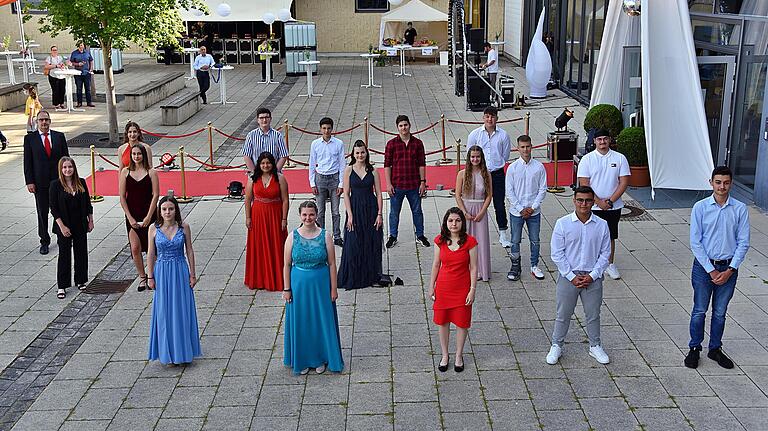 Die Absolventinnen und Absolventen der Klasse 10b mit Schulleiter Michael Rückel (hinten links).