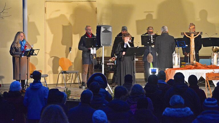 In den Kurpark von Bad Neustadt hatte die evangelische Pfarrerin Susanne Ress zum Weihnachtsgottesdienst eingeladen. Zahlreiche Familien und viele Gäste waren der Einladung zu einem etwas anderen Gottesdienst gefolgt. In den Kurpark von Bad Neustadt hatte die evangelische Pfarrerin Susanne Ress zum Weihnachtsgottesdienst eingeladen. Zahlreiche Familien und viele Gäste waren der Einladung zu einem etwas anderen Gottesdienst gefolgt.
