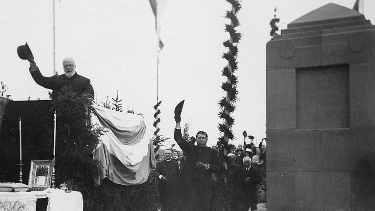 Enthüllung des Prinz-Ludwig-Denkmal in Helmstadt im Jahre 1909: Das Bild zeigt den Prinzen Ludwig, der später als König Ludwig III. letzter bayerischer Monarch war, auf dem Podest, in der Mitte Pfarrer Martin neben dem Denkmal. Enthüllung des Prinz-Ludwig-Denkmal in Helmstadt im Jahre 1909: Das Bild zeigt den Prinzen Ludwig, der später als König Ludwig III. letzter bayerischer Monarch war, auf dem Podest, in der Mitte Pfarrer Martin neben dem Denkmal.