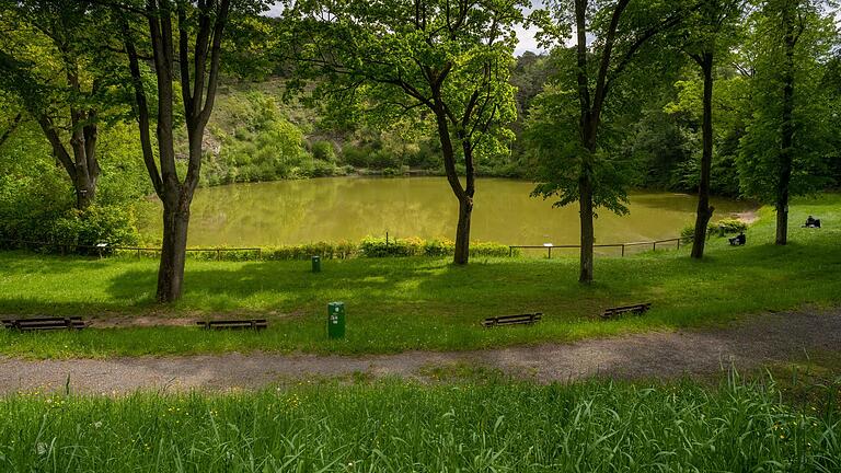 Der Frickenhäuser See liegt direkt unter dem Seecafé von Anna Stele am Ortsrand von Frickenhausen. Der Frickenhäuser See liegt direkt unter dem Seecafé von Anna Stele am Ortsrand von Frickenhausen.