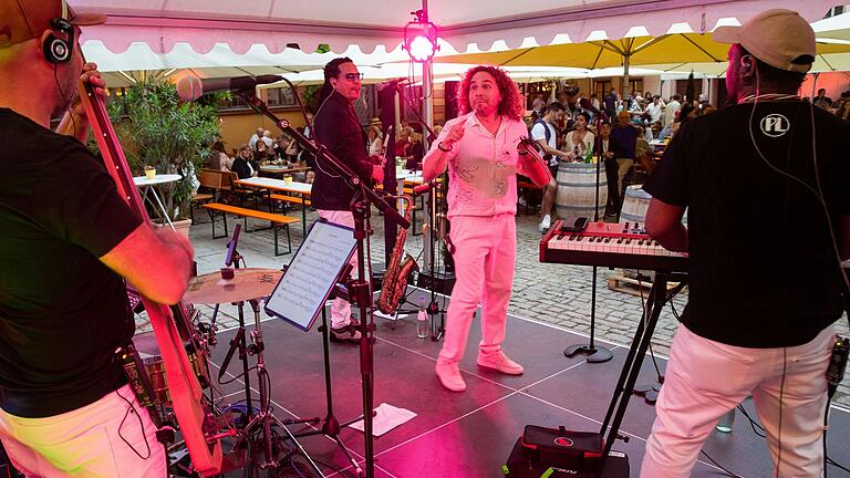 Mit im Programm des Hofschoppenweinfests im Würzburger Bürgerspital steht auch in diesem Jahr die Band Puente Latino. Mit im Programm des Hofschoppenweinfests im Würzburger Bürgerspital steht auch in diesem Jahr die Band Puente Latino.