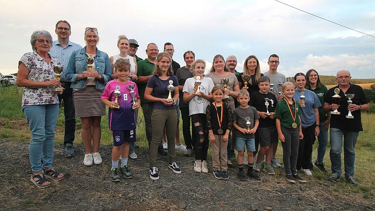 Nach der Preisverteilung – sei es ein Pokal, Plakette, Gutschein oder eine schmackhafte Brotzeit – versammelten sich die Gewinner zu einem abschließenden Gruppenbild. Mit auf dem Bild Bürgermeister Wolfram Thein sowie seine Stellvertreterin Heidi Müller-Gärtner (Zweiter bzw. Dritte von links).