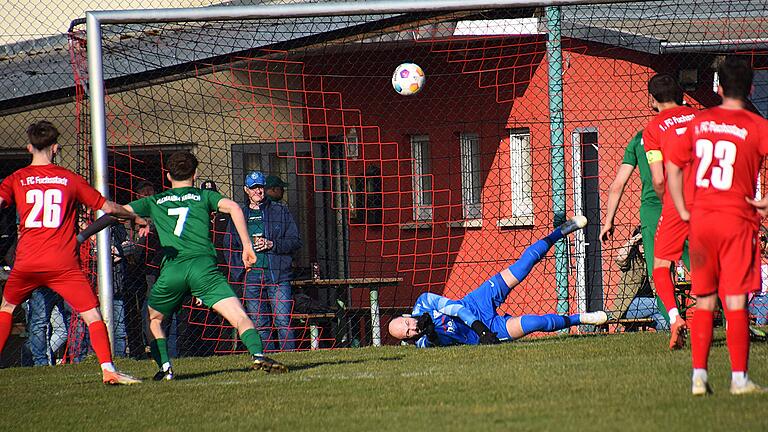 FC Fuchsstadt: Heimsieg gegen Alemannia Haibach - Die Geschichte des Spiels erzählt dieses Bild auch ohne Worte: Gleich dreimal schlug es hinter Haibachs Keeper Marcel Schneider ein - aber nicht in dieser Szene. FC Fuchsstadt: Heimsieg gegen Alemannia Haibach - Die Geschichte des Spiels erzählt dieses Bild auch ohne Worte: Gleich dreimal schlug es hinter Haibachs Keeper Marcel Schneider ein - aber nicht in dieser Szene.