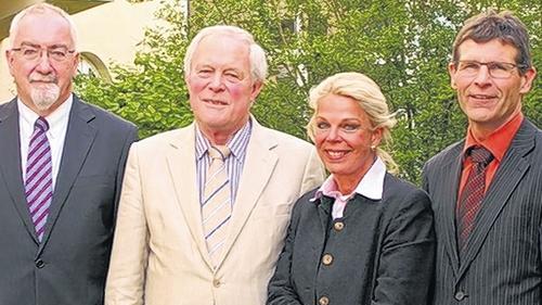 Förderverein für das Klinikum Main-Spessart: Landrat Thomas Schiebel (rechts) stellte im Gesundheitspark Marktheidenfeld das Führungsgremium vor: Altlandrat Armin Grein (Zweiter von links) wurde zum Gründungsvorsitzenden gewählt. Dr. Susanne Freifrau von Thüngen und Dr. Albert Hieronimus (links) sind seine beiden Stellvertreter. Förderverein für das Klinikum Main-Spessart: Landrat Thomas Schiebel (rechts) stellte im Gesundheitspark Marktheidenfeld das Führungsgremium vor: Altlandrat Armin Grein (Zweiter von links) wurde zum Gründungsvorsitzenden gewählt. Dr. Susanne Freifrau von Thüngen und Dr. Albert Hieronimus (links) sind seine beiden Stellvertreter.