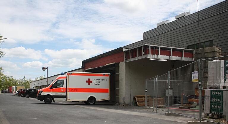 An der Klinik Kitzinger Land gibt es häufig Probleme mit Autos, die die Zufahrt zur Notaufnahme sowie die Straße zur Klinik zuparken, trotz Halteverbotsschildern. Rettungswagen haben dann Probleme, ihre Patienten dort abzuliefern.