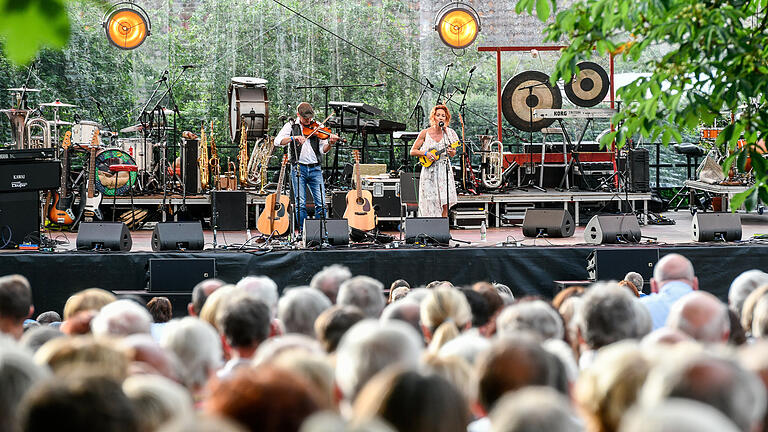 Das Liedermacherfestival 'Songs für einen Sommerabend' fand 2019 zum zweiten Mal im Park des Klosters Himmelpforten in Würzburg statt. Ado Schlier organisiert das dreitägige Festival seit 33 Jahren. Schon am Freitagabend war das Gelände gut gefüllt.