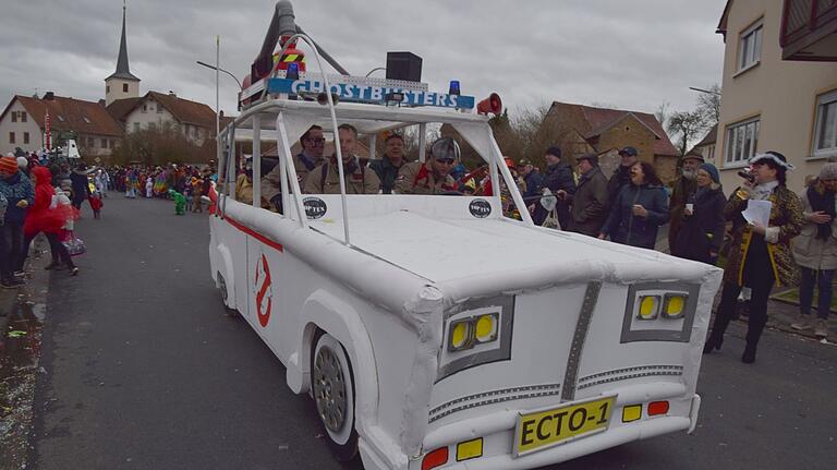 Der weiße Cadillac der Top-Ten Ghosbusters wird per Pedes angetrieben.