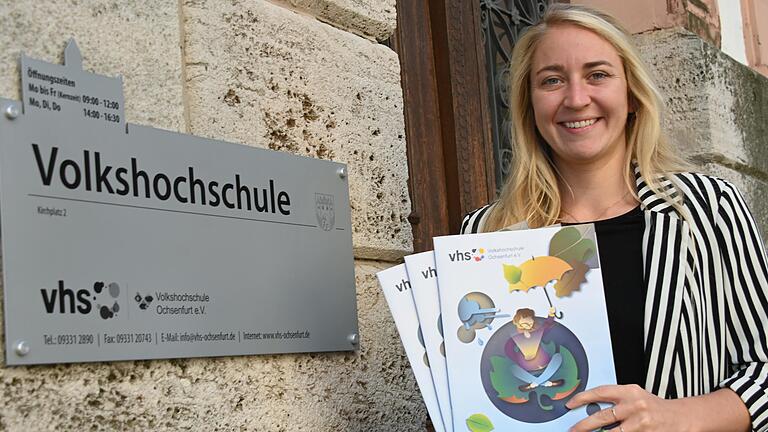 VHS- Leiterin Jasmin Kleinschroth mit dem Kursprogramm für das kommende Herbstsemester.