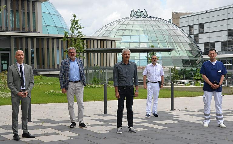 Sie gaben am Rhön-Klinikum-Campus in einem Pressegespräch Auskunft über die vergangenen Monate und warfen einen Blick in die Zukunft (von links) Prof. Dr. Martin Siepmann (Ärztlicher Direktor der Psychosomatischen Klinik), Prof. Dr. Bernd Griewing (Vorstand Medizin), Andreas Eckhardt (Pflegedienstleitung), Dr. Hassan Soda (Chefarzt der Klinik für Akutneurologie/Stroke Unit und Intensivmedizin) sowie Dr. Michael Schneider (Chefarzt der zentralen Notaufnahme).