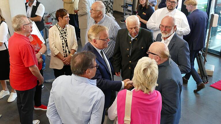Gut 100 Gäste waren zur Vernissage gekommen, unter ihnen Oberbürgermeister Andreas Starke. Gut 100 Gäste waren zur Vernissage gekommen, unter ihnen Oberbürgermeister Andreas Starke.