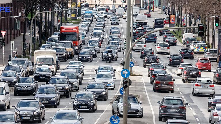 Verkehr.jpeg       -  Tausende Menschen nehmen jeden Tag am Verkehrsgeschehen teil. Dürfen auch Personen mit Pflegegrad 3 noch Auto fahren?