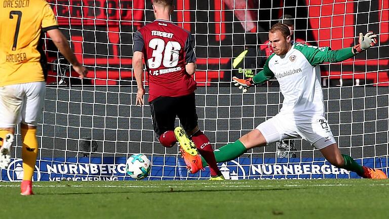 Fußball, 2. Bundesliga, 1. FC Nuernberg - SG Dynamo Dresden       -  Die Entscheidung in Nürnberg: Cedric Teuchert (Mitte) umkurvt Dresens Torwart Marvin Schwäbe und schießt zum 2:1-Siegtreffer ein. Dresdens Niklas Kreuzer (links) kann nur noch tatenlos zusehen.