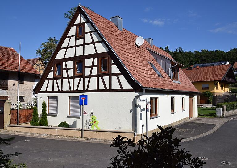 Im fränkischen Stil vorbildlich wieder hergerichtet wurde dieses Haus mitten in Sömmersdorf, das eine jungen Familie bewohnt.