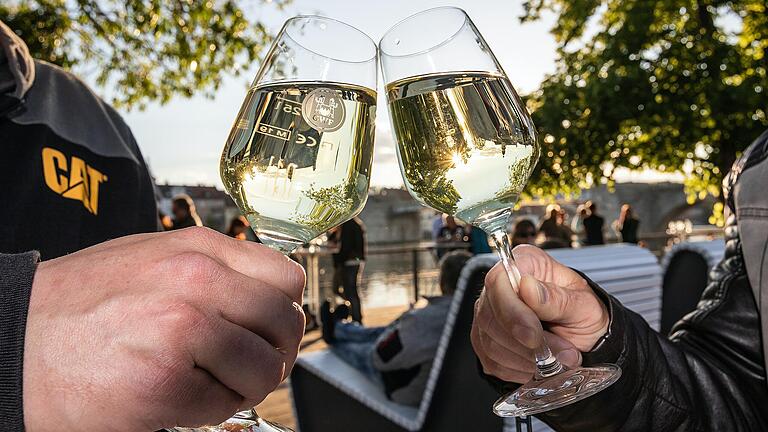 Entspannter Wein-Genuss am Main – der Kitzinger Stadtschoppen hat sich etabliert. Entspannter Wein-Genuss am Main – der Kitzinger Stadtschoppen hat sich etabliert.