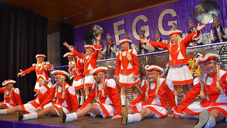 Als maskuline Gardetänzerinnen bewegten sich die Mitglieder des FGG Männerballetts graziös auf der Bühne. Als maskuline Gardetänzerinnen bewegten sich die Mitglieder des FGG Männerballetts graziös auf der Bühne.