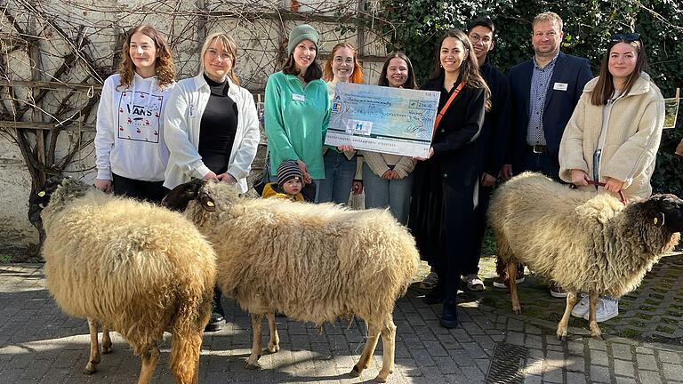 Scheckübergabe durch Schülerinnen, Studierende und Schulleiter Wolfgang Eißen an die Kinder- und Jugendfarm vertreten durch Silja Dold.