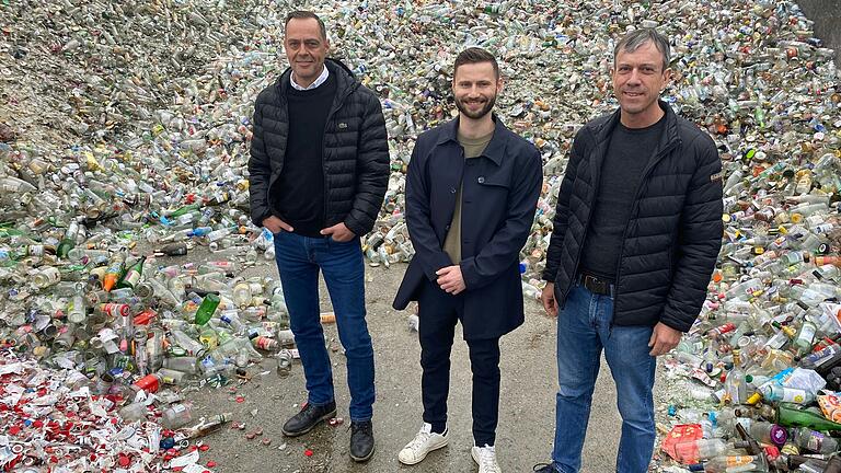 Geschäftsführer-Trio: Tristan Mayer (Mitte) ist seit kurzem geschäftsführender Gesellschafter bei der Lohrer Firma MS Umweltservice. Er führt das rund 80 Mitarbeiter zählende Unternehmen zusammen mit den angestellten Geschäftsführern Stefan Mayer-Kastner (links) und Alexander Dietrich. Geschäftsführer-Trio: Tristan Mayer (Mitte) ist seit kurzem geschäftsführender Gesellschafter bei der Lohrer Firma MS Umweltservice. Er führt das rund 80 Mitarbeiter zählende Unternehmen zusammen mit den angestellten Geschäftsführern Stefan Mayer-Kastner (links) und Alexander Dietrich. 