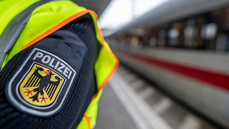 Die Polizei fahndet weiterhin nach einem Mann, der in Kitzingen einen ICE per Nothammer-Einsatz zum Halten gezwungen hat (Symbolbild). Die Polizei fahndet weiterhin nach einem Mann, der in Kitzingen einen ICE per Nothammer-Einsatz zum Halten gezwungen hat (Symbolbild). 
