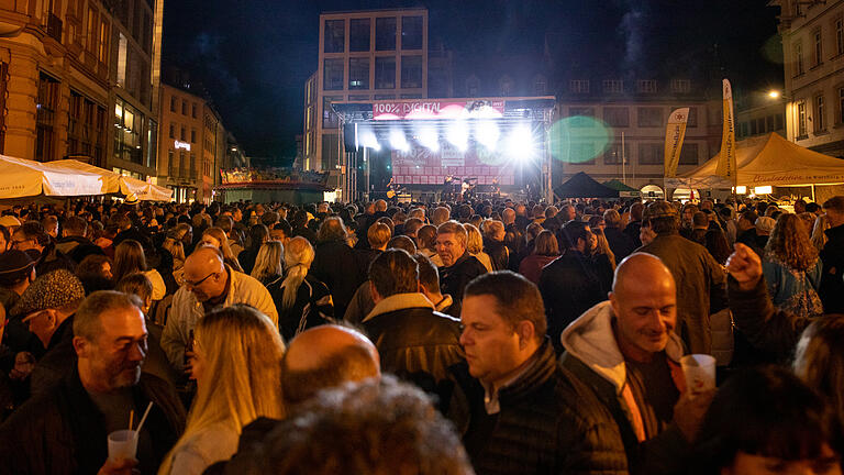 Das Stadtfest in Würzburg wurde am Freitag Nachmittag  16. September 2022 von Oberbürgermeister Christian Schuchardt eröffnet. Im Bild spielt die Band The Jets.