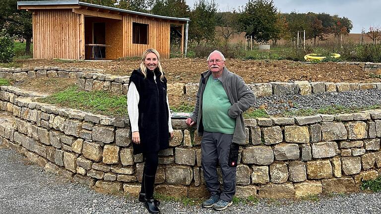 Staatssekretärin Anna Stolz mit dem Vorsitzenden des Artenschutzinsel e.V., Gerhard Wurst, beim Besuch der Artenschutzinsel in Arnstein-Neubessingen.