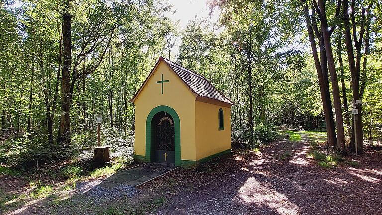 Die Wolfskapelle im Wald zwischen Gernach und Heidenfeld bis heute ein beliebter Ort der Erholung für Wanderer und Radfahrer. An dieser Stelle gelobte der fromme Augustinerchorherr im Mittelalter aus Todesangst den Bau einer Kapelle wegen eines heulenden Wolfsrudels.