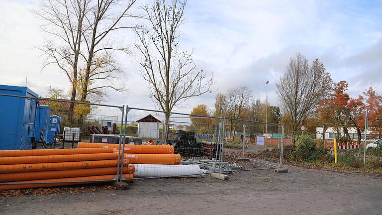 Neben der Baustelle liegen Leerrohre und Baumaterial für den Bau der Keltenstraße bereit. Bevor weitergebaut werden darf, sind zunächst Umplanungen an der Straße nötig.