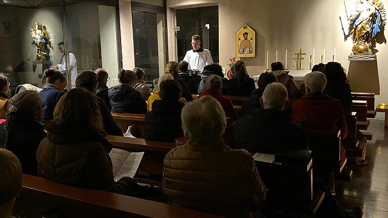 Ökumenisches Gebet für die verfolgten Christen am 'Red Wednesday' in der Stadtlauringer Kirche.