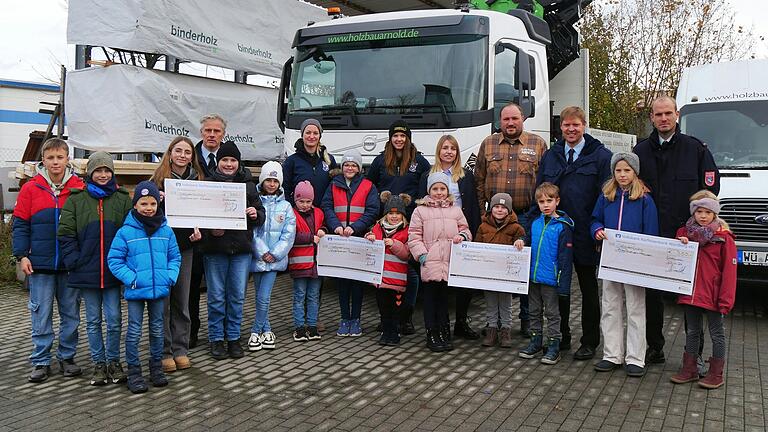 Das Unternehmen Holzbau Arnold hat vier Kinderfeuerwehren jeweils 350 Euro gespendet. Kinder der 'Eßlummer Feuerwehrbande' mit (von links) Markus Sauer, der Prosselsheimer 'Feuerläufer' mit Nina Röding und Lisa Herbig, der Opferbaumer 'Firefighters' mit Verena Nowotny und Benedikt Endres sowie der Hausener 'Feuerwanzen' mit Andres Altenhöfer. Christoph Arnold (hinten, Dritter von rechts) freut sich über die sinnvolle Verwendung seiner Firmenspende. Das Unternehmen Holzbau Arnold hat vier Kinderfeuerwehren jeweils 350 Euro gespendet. Kinder der 'Eßlummer Feuerwehrbande' mit (von links) Markus Sauer, der Prosselsheimer 'Feuerläufer' mit Nina Röding und Lisa Herbig, der Opferbaumer 'Firefighters' mit Verena Nowotny und Benedikt Endres sowie der Hausener 'Feuerwanzen' mit Andres Altenhöfer. Christoph Arnold (hinten, Dritter von rechts) freut sich über die sinnvolle Verwendung seiner Firmenspende.