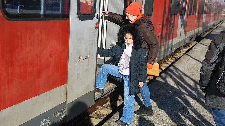 Der Bahnsteig am Geroldshäuser Bahnhof ist so niedrig, dass Gehbehinderte kaum eine Chance haben, ohne fremde Hilfe in den Zug zu kommen. Der Bahnsteig am Geroldshäuser Bahnhof ist so niedrig, dass Gehbehinderte kaum eine Chance haben, ohne fremde Hilfe in den Zug zu kommen. 