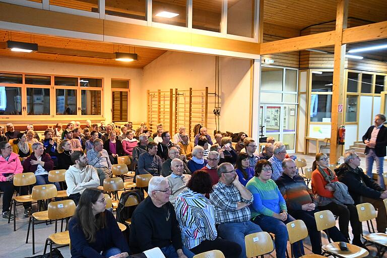Knapp 100 Bürgerinnen und Bürger konnte Bürgermeister Marcus Wessels (rechts außen) bei der ersten Bürgerversammlung in der Grundschule begrüßen.