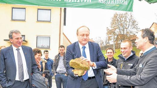 Für eine starke Landwirtschaft: DBV-Präsident Joachim Rukwied (Mitte) packte kräftig an und räumte beim Kreisbauerntag in Gaukönigshofen gemeinsam mit BBV-Kreisobmann Hermann Brell (rechts) Stolpersteine aus dem Weg. Für eine starke Landwirtschaft: DBV-Präsident Joachim Rukwied (Mitte) packte kräftig an und räumte beim Kreisbauerntag in Gaukönigshofen gemeinsam mit BBV-Kreisobmann Hermann Brell (rechts) Stolpersteine aus dem Weg.